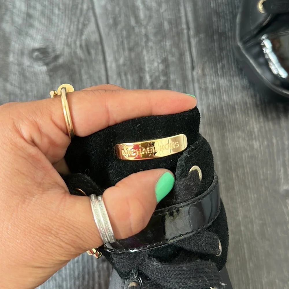 MK MICHEAL KORS black leather and patent leather wedge sneaker 5M - Picture 3 of 6